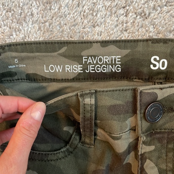 SO brand low rise camo jeggings size 5 - Picture 2 of 4